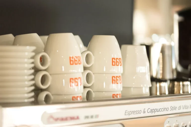 Contact | 1899 kopjes bovenop baristamachine