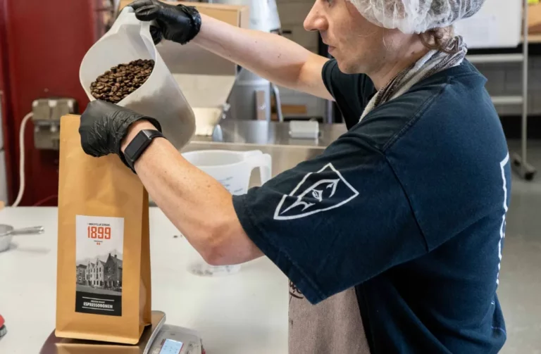 Sociaal ondernemen | Koffiezakken vullen